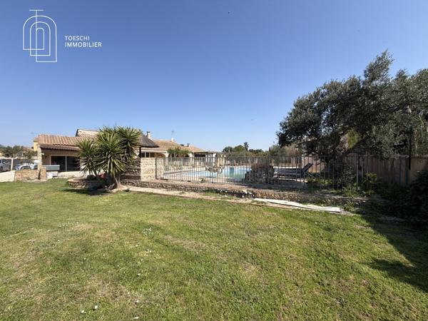 Maison de plein pied avec piscine, pool house et grand terrain