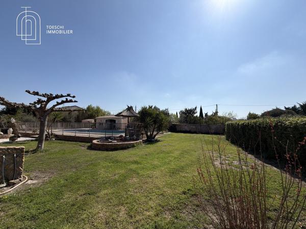 Maison de plein pied avec piscine, pool house et grand terrain