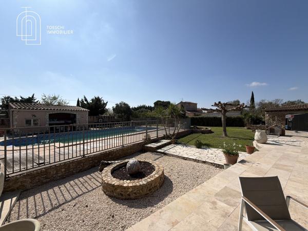 Maison de plein pied avec piscine, pool house et grand terrain