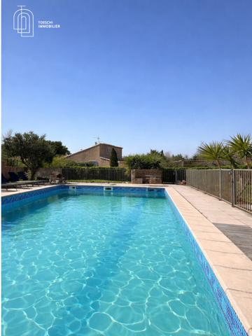 Maison de plein pied avec piscine, pool house et grand terrain