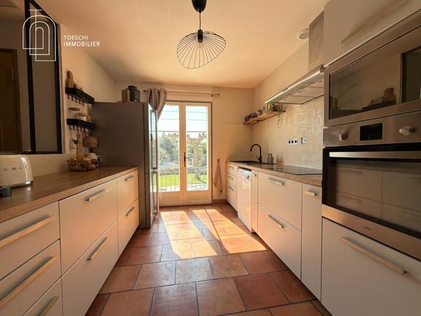 Maison de plein pied avec piscine, pool house et grand terrain