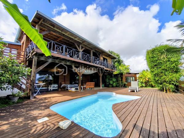 Située à La Saline-les-Hauts, dans un environnement calme et recherché, cette villa offre un cadre de vie agréable, à proximité des commodités et de la route des Tamarins. 

Superbe pièce de vie avec plafond cathédrale, offrant de beaux volumes et luminosité, créant une atmosphère chaleureuse et conviviale.
Elle s’ouvre sur une belle varangue avec vue dégagée sur l’océan et la piscine en contrebas, un véritable espace de détente.Ce niveau comprend également une chambre, une salle de bain avec WC, ainsi qu’une mezzanine apportant charme et fonctionnalité.

Le rez-de-jardin s’ouvre sur une spacieuse terrasse en bois avec accès direct à la piscine, offrant un véritable espace de vie supplémentaire.
Il dessert deux chambres ainsi qu’une salle d’eau avec WC. Une pièce supplémentaire, actuellement aménagée en atelier, complète cet étage et peut être facilement transformée en cuisine, idéale pour un projet indépendant ou locatif. 
Grâce à son agencement et son accès indépendant, cet espace est idéal pour accueillir famille et amis ou développer une activité de location saisonnière.

Extérieurs : 
. Terrain de 611 m² 
. Piscine chauffée au sel
. Grande terrasse
. Jacuzzi 

Pour plus d'informations ou organiser une visite, contactez-moi.