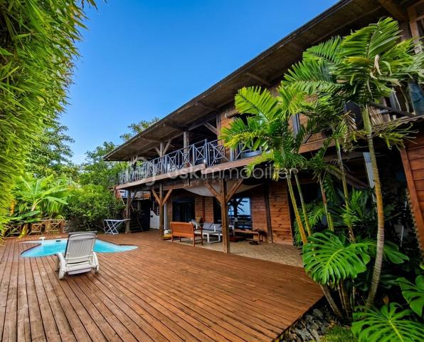 Située à La Saline-les-Hauts, dans un environnement calme et recherché, cette villa offre un cadre de vie agréable, à proximité des commodités et de la route des Tamarins. 

Superbe pièce de vie avec plafond cathédrale, offrant de beaux volumes et luminosité, créant une atmosphère chaleureuse et conviviale.
Elle s’ouvre sur une belle varangue avec vue dégagée sur l’océan et la piscine en contrebas, un véritable espace de détente.Ce niveau comprend également une chambre, une salle de bain avec WC, ainsi qu’une mezzanine apportant charme et fonctionnalité.

Le rez-de-jardin s’ouvre sur une spacieuse terrasse en bois avec accès direct à la piscine, offrant un véritable espace de vie supplémentaire.
Il dessert deux chambres ainsi qu’une salle d’eau avec WC. Une pièce supplémentaire, actuellement aménagée en atelier, complète cet étage et peut être facilement transformée en cuisine, idéale pour un projet indépendant ou locatif. 
Grâce à son agencement et son accès indépendant, cet espace est idéal pour accueillir famille et amis ou développer une activité de location saisonnière.

Extérieurs : 
. Terrain de 611 m² 
. Piscine chauffée au sel
. Grande terrasse
. Jacuzzi 

Pour plus d'informations ou organiser une visite, contactez-moi.
