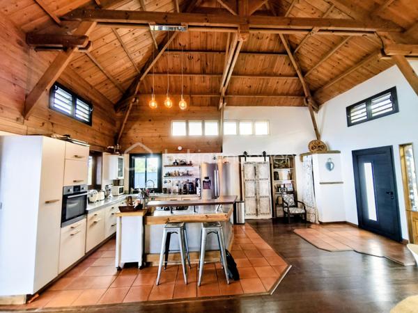 Située à La Saline-les-Hauts, dans un environnement calme et recherché, cette villa offre un cadre de vie agréable, à proximité des commodités et de la route des Tamarins. 

Superbe pièce de vie avec plafond cathédrale, offrant de beaux volumes et luminosité, créant une atmosphère chaleureuse et conviviale.
Elle s’ouvre sur une belle varangue avec vue dégagée sur l’océan et la piscine en contrebas, un véritable espace de détente.Ce niveau comprend également une chambre, une salle de bain avec WC, ainsi qu’une mezzanine apportant charme et fonctionnalité.

Le rez-de-jardin s’ouvre sur une spacieuse terrasse en bois avec accès direct à la piscine, offrant un véritable espace de vie supplémentaire.
Il dessert deux chambres ainsi qu’une salle d’eau avec WC. Une pièce supplémentaire, actuellement aménagée en atelier, complète cet étage et peut être facilement transformée en cuisine, idéale pour un projet indépendant ou locatif. 
Grâce à son agencement et son accès indépendant, cet espace est idéal pour accueillir famille et amis ou développer une activité de location saisonnière.

Extérieurs : 
. Terrain de 611 m² 
. Piscine chauffée au sel
. Grande terrasse
. Jacuzzi 

Pour plus d'informations ou organiser une visite, contactez-moi.