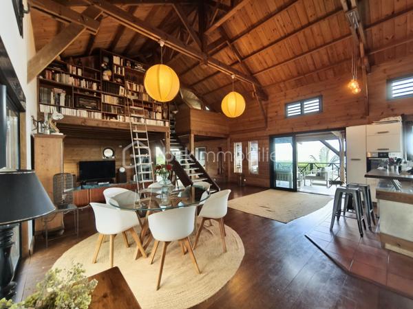 Située à La Saline-les-Hauts, dans un environnement calme et recherché, cette villa offre un cadre de vie agréable, à proximité des commodités et de la route des Tamarins. 

Superbe pièce de vie avec plafond cathédrale, offrant de beaux volumes et luminosité, créant une atmosphère chaleureuse et conviviale.
Elle s’ouvre sur une belle varangue avec vue dégagée sur l’océan et la piscine en contrebas, un véritable espace de détente.Ce niveau comprend également une chambre, une salle de bain avec WC, ainsi qu’une mezzanine apportant charme et fonctionnalité.

Le rez-de-jardin s’ouvre sur une spacieuse terrasse en bois avec accès direct à la piscine, offrant un véritable espace de vie supplémentaire.
Il dessert deux chambres ainsi qu’une salle d’eau avec WC. Une pièce supplémentaire, actuellement aménagée en atelier, complète cet étage et peut être facilement transformée en cuisine, idéale pour un projet indépendant ou locatif. 
Grâce à son agencement et son accès indépendant, cet espace est idéal pour accueillir famille et amis ou développer une activité de location saisonnière.

Extérieurs : 
. Terrain de 611 m² 
. Piscine chauffée au sel
. Grande terrasse
. Jacuzzi 

Pour plus d'informations ou organiser une visite, contactez-moi.