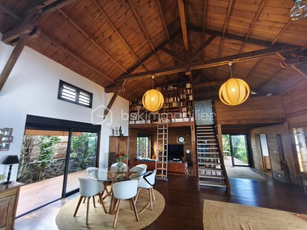 Située à La Saline-les-Hauts, dans un environnement calme et recherché, cette villa offre un cadre de vie agréable, à proximité des commodités et de la route des Tamarins. 

Superbe pièce de vie avec plafond cathédrale, offrant de beaux volumes et luminosité, créant une atmosphère chaleureuse et conviviale.
Elle s’ouvre sur une belle varangue avec vue dégagée sur l’océan et la piscine en contrebas, un véritable espace de détente.Ce niveau comprend également une chambre, une salle de bain avec WC, ainsi qu’une mezzanine apportant charme et fonctionnalité.

Le rez-de-jardin s’ouvre sur une spacieuse terrasse en bois avec accès direct à la piscine, offrant un véritable espace de vie supplémentaire.
Il dessert deux chambres ainsi qu’une salle d’eau avec WC. Une pièce supplémentaire, actuellement aménagée en atelier, complète cet étage et peut être facilement transformée en cuisine, idéale pour un projet indépendant ou locatif. 
Grâce à son agencement et son accès indépendant, cet espace est idéal pour accueillir famille et amis ou développer une activité de location saisonnière.

Extérieurs : 
. Terrain de 611 m² 
. Piscine chauffée au sel
. Grande terrasse
. Jacuzzi 

Pour plus d'informations ou organiser une visite, contactez-moi.