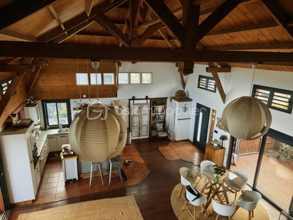 Située à La Saline-les-Hauts, dans un environnement calme et recherché, cette villa offre un cadre de vie agréable, à proximité des commodités et de la route des Tamarins. 

Superbe pièce de vie avec plafond cathédrale, offrant de beaux volumes et luminosité, créant une atmosphère chaleureuse et conviviale.
Elle s’ouvre sur une belle varangue avec vue dégagée sur l’océan et la piscine en contrebas, un véritable espace de détente.Ce niveau comprend également une chambre, une salle de bain avec WC, ainsi qu’une mezzanine apportant charme et fonctionnalité.

Le rez-de-jardin s’ouvre sur une spacieuse terrasse en bois avec accès direct à la piscine, offrant un véritable espace de vie supplémentaire.
Il dessert deux chambres ainsi qu’une salle d’eau avec WC. Une pièce supplémentaire, actuellement aménagée en atelier, complète cet étage et peut être facilement transformée en cuisine, idéale pour un projet indépendant ou locatif. 
Grâce à son agencement et son accès indépendant, cet espace est idéal pour accueillir famille et amis ou développer une activité de location saisonnière.

Extérieurs : 
. Terrain de 611 m² 
. Piscine chauffée au sel
. Grande terrasse
. Jacuzzi 

Pour plus d'informations ou organiser une visite, contactez-moi.