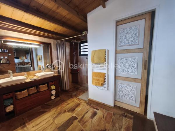 Située à La Saline-les-Hauts, dans un environnement calme et recherché, cette villa offre un cadre de vie agréable, à proximité des commodités et de la route des Tamarins. 

Superbe pièce de vie avec plafond cathédrale, offrant de beaux volumes et luminosité, créant une atmosphère chaleureuse et conviviale.
Elle s’ouvre sur une belle varangue avec vue dégagée sur l’océan et la piscine en contrebas, un véritable espace de détente.Ce niveau comprend également une chambre, une salle de bain avec WC, ainsi qu’une mezzanine apportant charme et fonctionnalité.

Le rez-de-jardin s’ouvre sur une spacieuse terrasse en bois avec accès direct à la piscine, offrant un véritable espace de vie supplémentaire.
Il dessert deux chambres ainsi qu’une salle d’eau avec WC. Une pièce supplémentaire, actuellement aménagée en atelier, complète cet étage et peut être facilement transformée en cuisine, idéale pour un projet indépendant ou locatif. 
Grâce à son agencement et son accès indépendant, cet espace est idéal pour accueillir famille et amis ou développer une activité de location saisonnière.

Extérieurs : 
. Terrain de 611 m² 
. Piscine chauffée au sel
. Grande terrasse
. Jacuzzi 

Pour plus d'informations ou organiser une visite, contactez-moi.