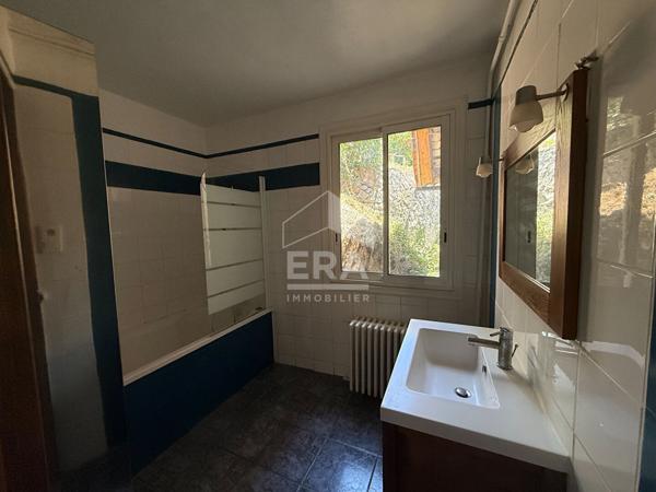 A VENDRE 13360 ROQUEVAIRE MAISON T6 DE 196 M² SUR 3 228 M² DE JARDIN PISCINE DEPENDANCES.