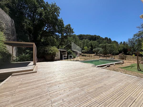 A VENDRE 13360 ROQUEVAIRE MAISON T6 DE 196 M² SUR 3 228 M² DE JARDIN PISCINE DEPENDANCES.