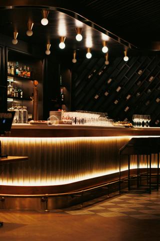 BAR/ BRASSERIE / PIZZERIA / SPECIALITES ITALIENNES
A VENDRE à LISIEUX ( 14100 )
Très belle affaire à saisir rapidement
80 couverts avec la terrasse
Bar avec license IV
Très beau potentiel inexploité
Confort et cadre de vie préservés
Ouvert uniquement en journée, 6 à 6,5 jours par semaine
Idéal pour une 1 ère affaire ou pour un couple en reconversion ou de professionnels souhaitant bénéficier d'un cadre
de vie agréable, sans avoir à travailler le soir .
N'hésitez pas à me contacter pour de plus amples informations, ou une visite.