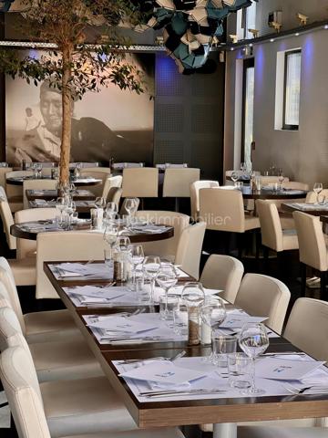 BAR/ BRASSERIE / PIZZERIA / SPECIALITES ITALIENNES
A VENDRE à LISIEUX ( 14100 )
Très belle affaire à saisir rapidement
80 couverts avec la terrasse
Bar avec license IV
Très beau potentiel inexploité
Confort et cadre de vie préservés
Ouvert uniquement en journée, 6 à 6,5 jours par semaine
Idéal pour une 1 ère affaire ou pour un couple en reconversion ou de professionnels souhaitant bénéficier d'un cadre
de vie agréable, sans avoir à travailler le soir .
N'hésitez pas à me contacter pour de plus amples informations, ou une visite.