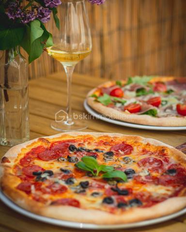 BAR/ BRASSERIE / PIZZERIA / SPECIALITES ITALIENNES
A VENDRE à LISIEUX ( 14100 )
Très belle affaire à saisir rapidement
80 couverts avec la terrasse
Bar avec license IV
Très beau potentiel inexploité
Confort et cadre de vie préservés
Ouvert uniquement en journée, 6 à 6,5 jours par semaine
Idéal pour une 1 ère affaire ou pour un couple en reconversion ou de professionnels souhaitant bénéficier d'un cadre
de vie agréable, sans avoir à travailler le soir .
N'hésitez pas à me contacter pour de plus amples informations, ou une visite.