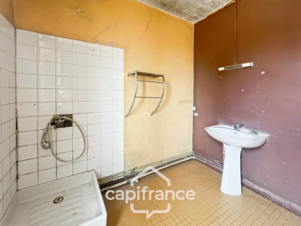 Maison à renover avec fort potentiel, cour et garage