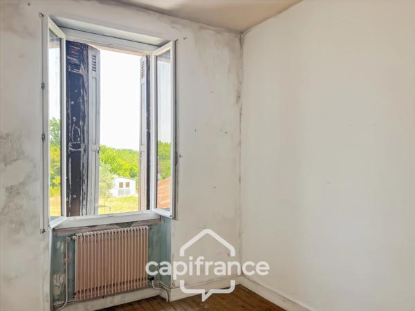 Maison à renover avec fort potentiel, cour et garage