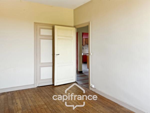 Maison à renover avec fort potentiel, cour et garage