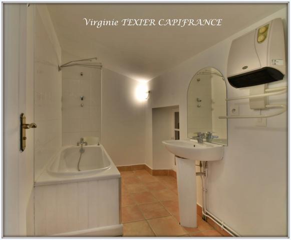 Dpt Charente Maritime (17), à vendre SAINT JEAN D'ANGELY maison P6 de 168 m² - Terrain de 781,00 m²