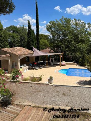 PIERREVERT, dans un environnement calme et verdoyant, Jolie VILLA de plain pied, 120 m² avec piscine et  garage sur 2500 m² de terrain