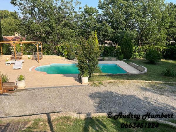 PIERREVERT, dans un environnement calme et verdoyant, Jolie VILLA de plain pied, 120 m² avec piscine et  garage sur 2500 m² de terrain