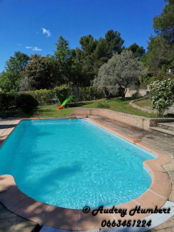 PIERREVERT, dans un environnement calme et verdoyant, Jolie VILLA de plain pied, 120 m² avec piscine et  garage sur 2500 m² de terrain