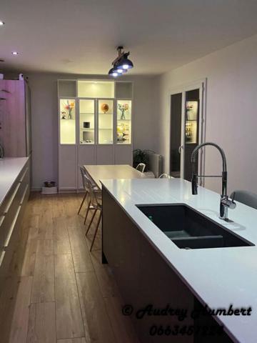 PIERREVERT, dans un environnement calme et verdoyant, Jolie VILLA de plain pied, 120 m² avec piscine et  garage sur 2500 m² de terrain