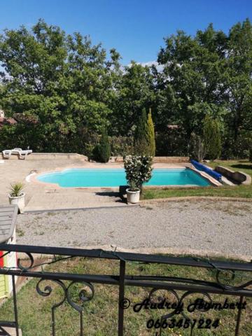 PIERREVERT, dans un environnement calme et verdoyant, Jolie VILLA de plain pied, 120 m² avec piscine et  garage sur 2500 m² de terrain