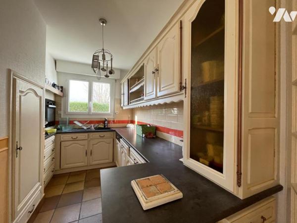 Locminé, maison édifiée autour de 1979 sur 1174 m² avec 4 chambres et bureau