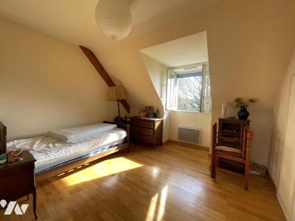 Locminé, maison édifiée autour de 1979 sur 1174 m² avec 4 chambres et bureau