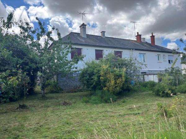 Idéalement située à deux pas du Leclerc et du Jardin des plantes, cette maison sur sous-sol des...