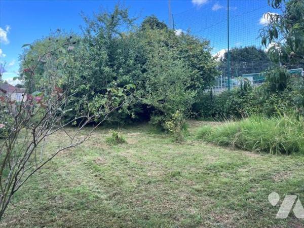 Idéalement située à deux pas du Leclerc et du Jardin des plantes, cette maison sur sous-sol des...