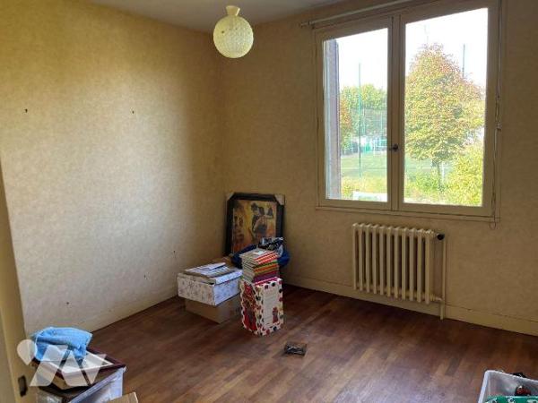 Idéalement située à deux pas du Leclerc et du Jardin des plantes, cette maison sur sous-sol des...