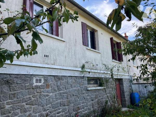 Idéalement située à deux pas du Leclerc et du Jardin des plantes, cette maison sur sous-sol des...