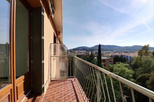 HYERES OUEST PROCHE CENTRE - Appartement T3 de 58 m² - Balcon - Cave