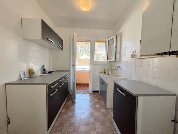 HYERES OUEST PROCHE CENTRE - Appartement T3 de 58 m² - Balcon - Cave