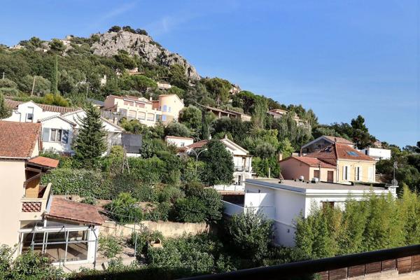 HYERES OUEST PROCHE CENTRE - Appartement T3 de 58 m² - Balcon - Cave