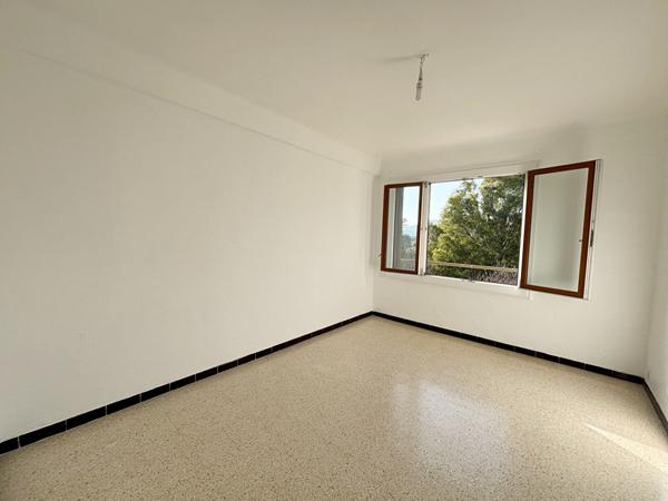 HYERES OUEST PROCHE CENTRE - Appartement T3 de 58 m² - Balcon - Cave