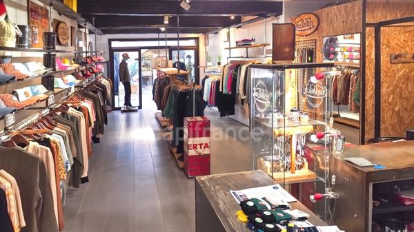 GARD (30) AIGUES-MORTES (30240) à vendre Fonds de commerce superbe magasin/boutique prêt à porter de 56 m 2.