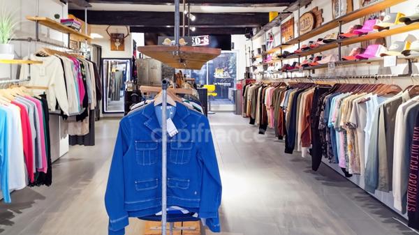 GARD (30) AIGUES-MORTES (30240) à vendre Fonds de commerce superbe magasin/boutique prêt à porter de 56 m 2.