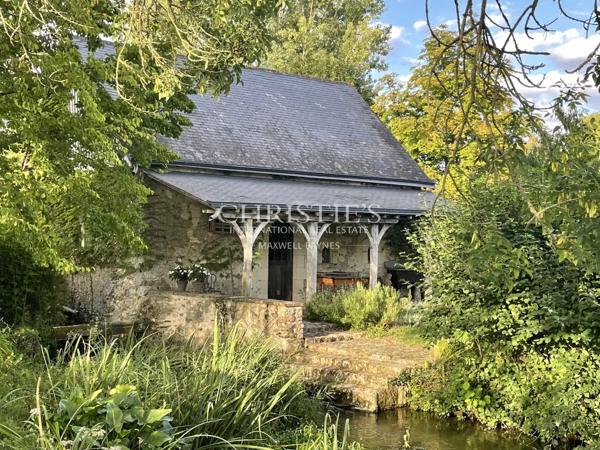 Très beau moulin dans un cadre champêtre avec 4.25 hectares de terrain, entre Saumur et Angers