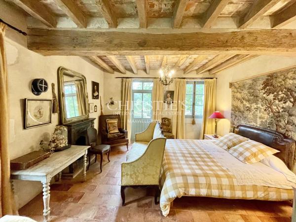 Très beau moulin dans un cadre champêtre avec 4.25 hectares de terrain, entre Saumur et Angers