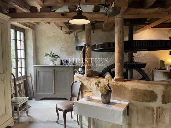 Très beau moulin dans un cadre champêtre avec 4.25 hectares de terrain, entre Saumur et Angers