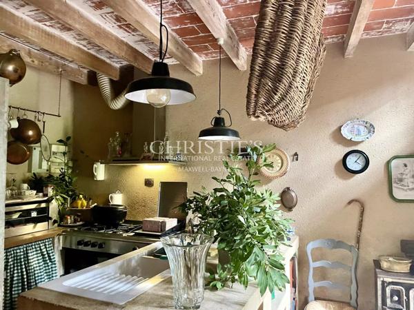 Très beau moulin dans un cadre champêtre avec 4.25 hectares de terrain, entre Saumur et Angers