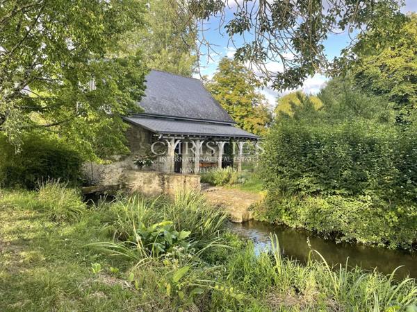 Très beau moulin dans un cadre champêtre avec 4.25 hectares de terrain, entre Saumur et Angers