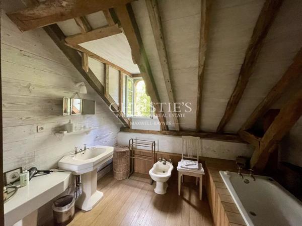 Très beau moulin dans un cadre champêtre avec 4.25 hectares de terrain, entre Saumur et Angers