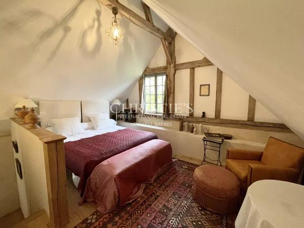 Très beau moulin dans un cadre champêtre avec 4.25 hectares de terrain, entre Saumur et Angers