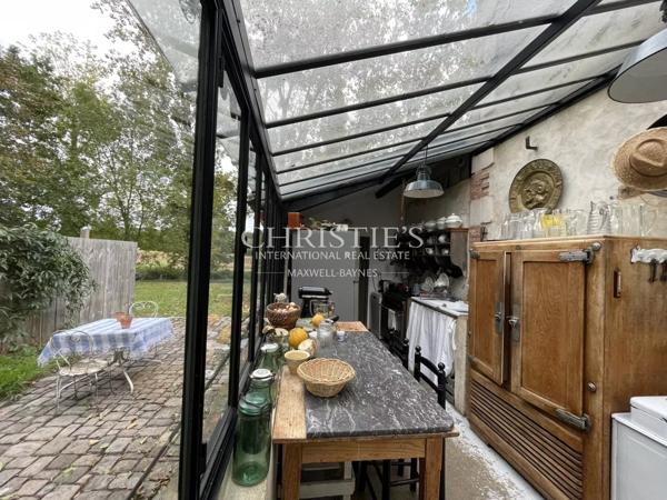 Très beau moulin dans un cadre champêtre avec 4.25 hectares de terrain, entre Saumur et Angers