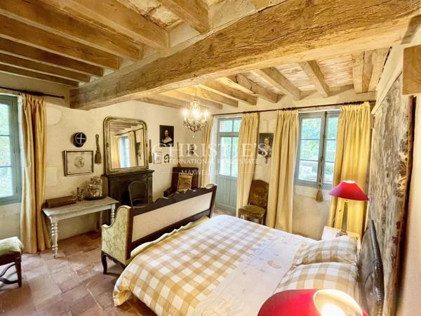 Très beau moulin dans un cadre champêtre avec 4.25 hectares de terrain, entre Saumur et Angers