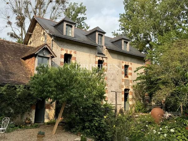 Très beau moulin dans un cadre champêtre avec 4.25 hectares de terrain, entre Saumur et Angers
