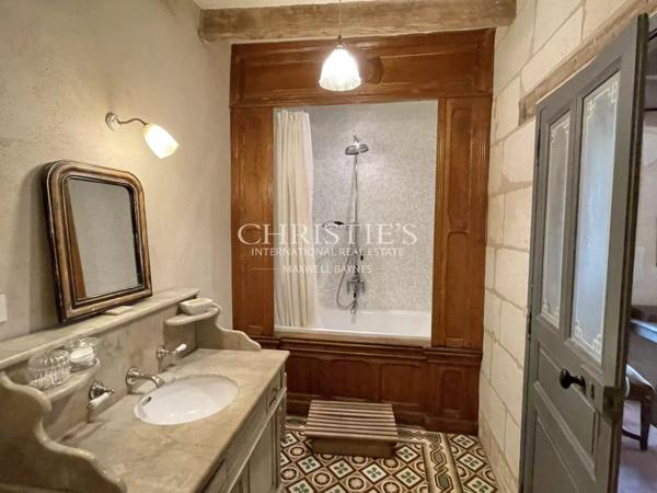 Très beau moulin dans un cadre champêtre avec 4.25 hectares de terrain, entre Saumur et Angers