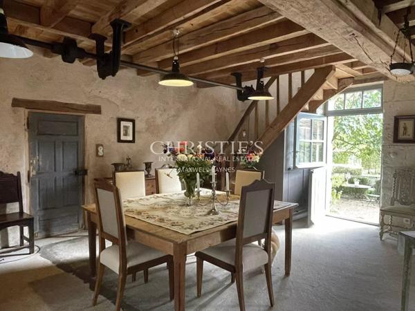 Très beau moulin dans un cadre champêtre avec 4.25 hectares de terrain, entre Saumur et Angers